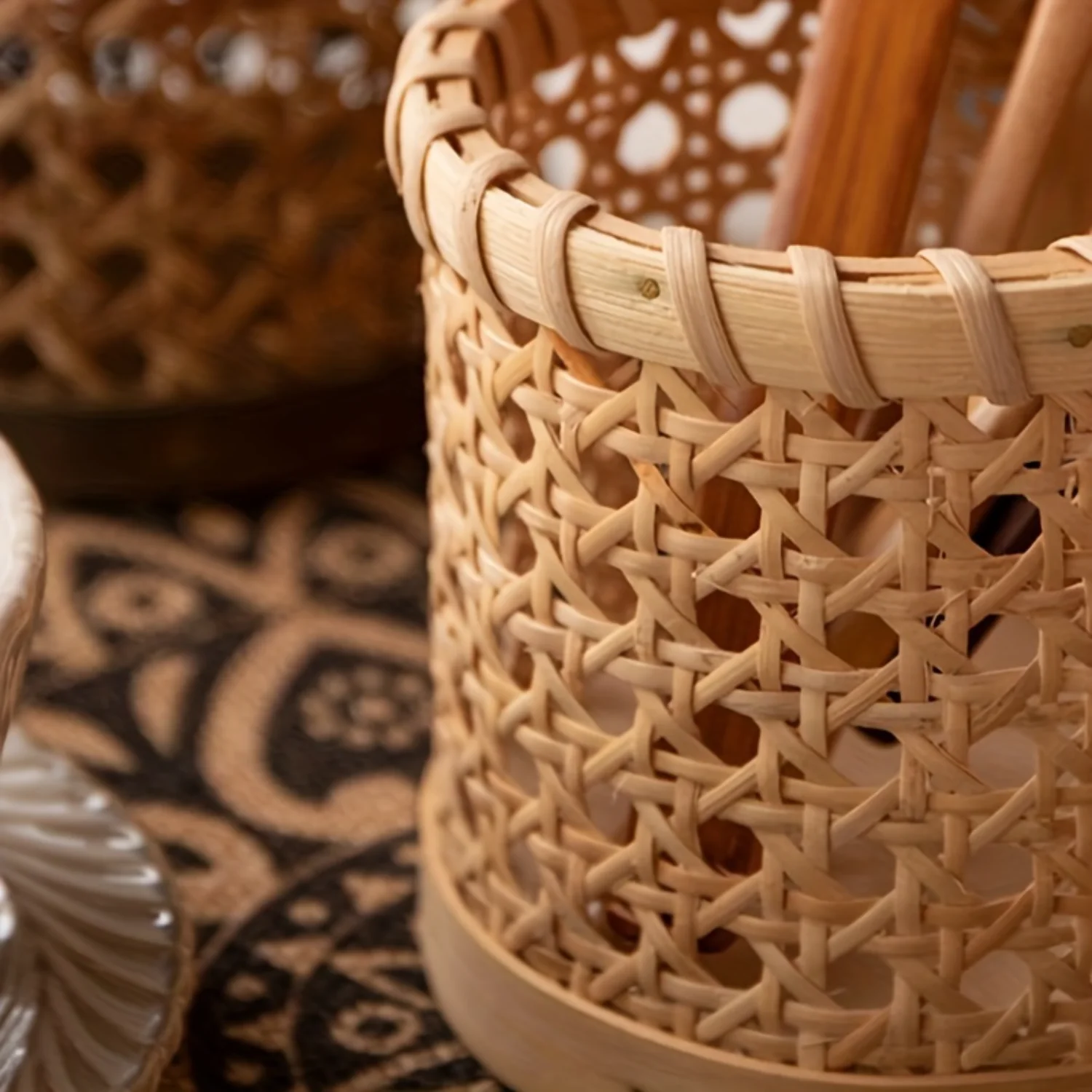 다용도의 세련된 등나무 메이크업 브러쉬 정리함 - 데스크탑 미용 도구 홀더를 위한 안전한 디자인