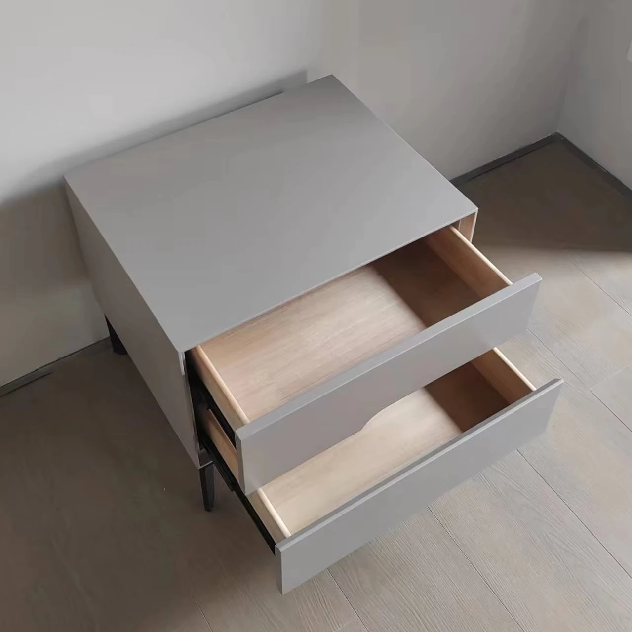 

Скандинавский простой современный выдвижной прикроватный столик, комплект прикроватных столиков для спальни, тумба с деревянными панелями, высокое качество, подходит для квартиры.