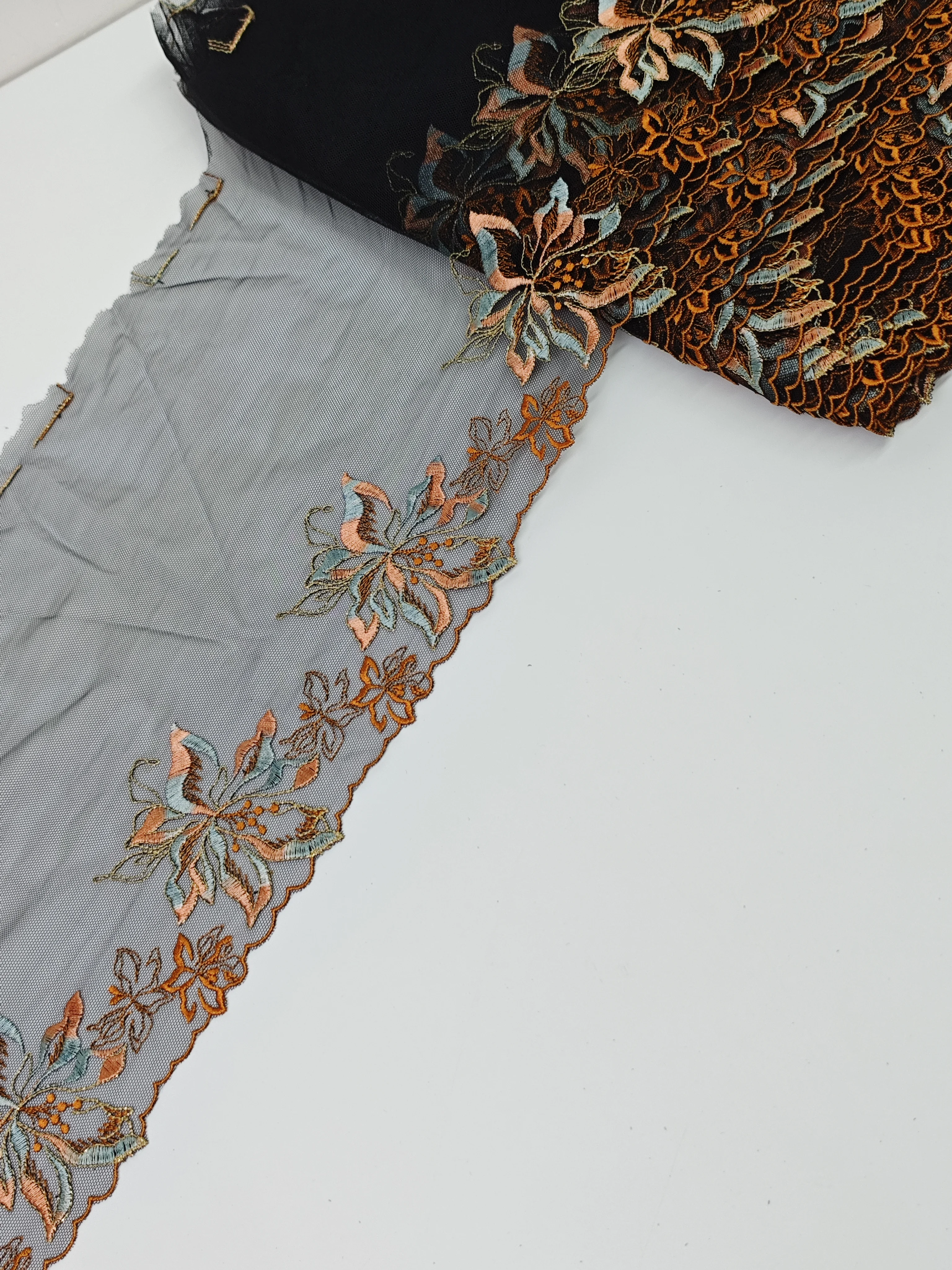 Рисунок 3 - Цветное кружево с золотой нитью