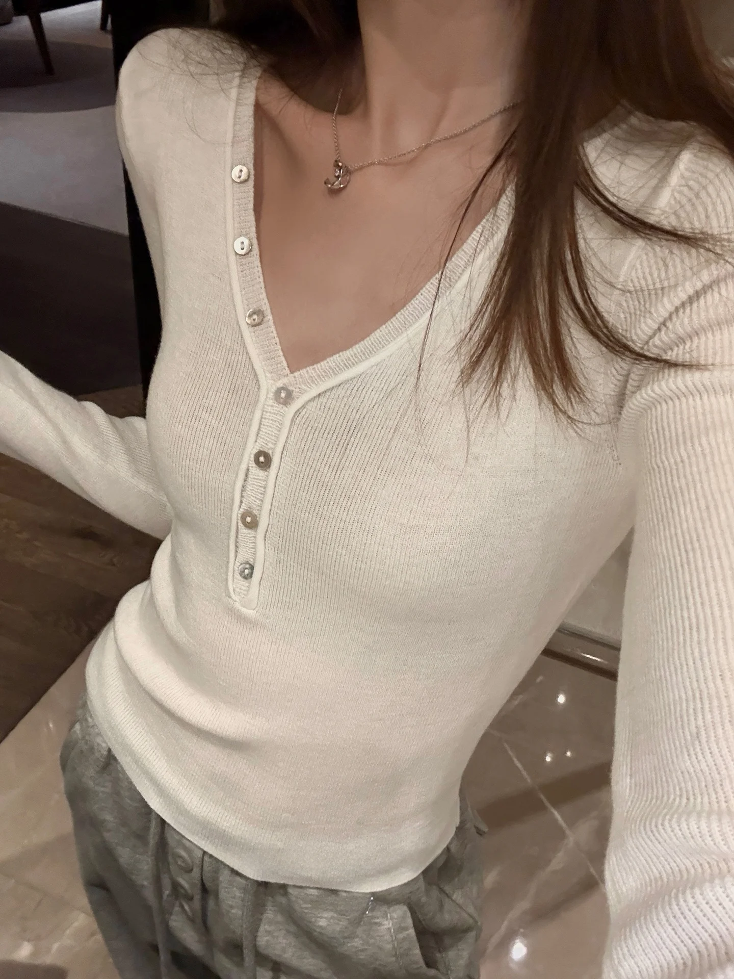 

Женский модный базовый топ Slim Fit с длинным рукавом, V-образным вырезом, вязаный, с пуговицами, матовый, черный, в стиле Bean Humming