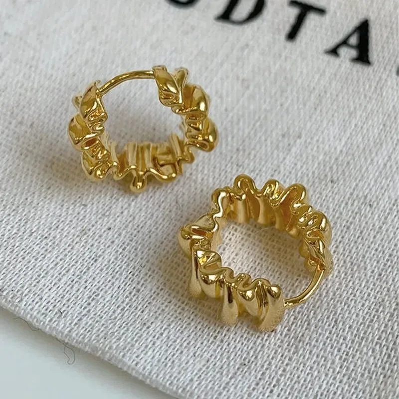 Personality Irregular Wavy Metal Hoop Earrings for Women Vintage Charm Gold Color Ear buckle Hip Hop Jewelry Accessories Gift