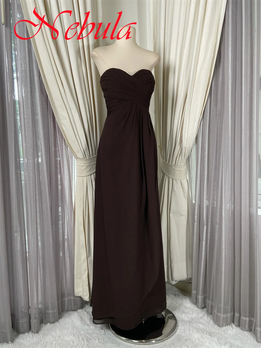 Maßgeschneidertes, hochwertiges Chiffon-Abendkleid in Braunheit, elegantes, anmutiges, trägerloses, ärmelloses Abendkleid, klassische Promi-Kleider