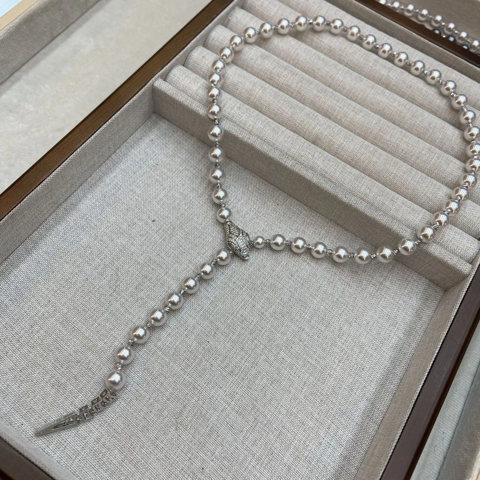

2025 Новое модное ожерелье из таитянского серого жемчуга 8 м с кисточками из циркона, цепочка со змеиным замком, легкие роскошные украшения для женщин