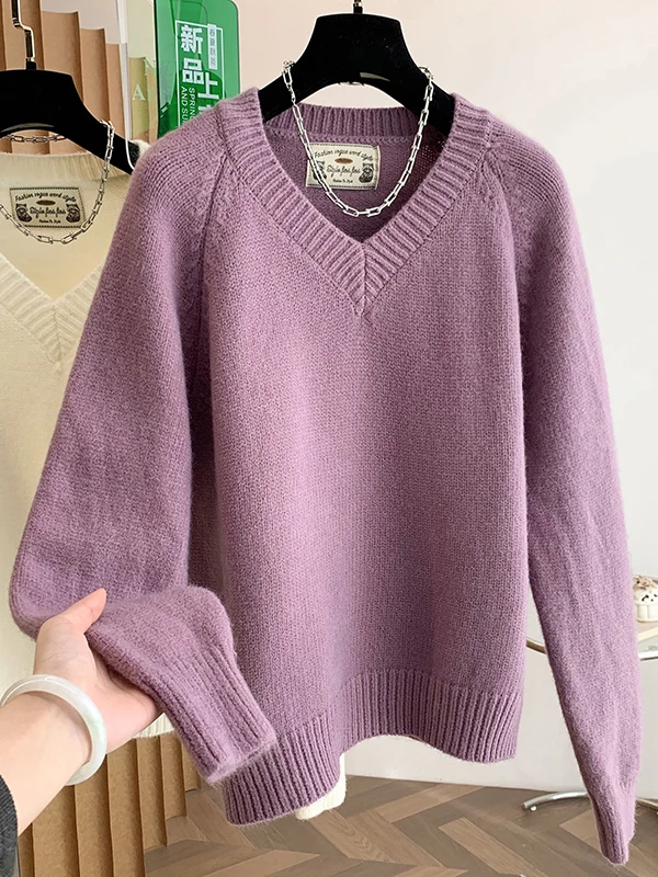 เสื้อไหมพรมคอวีทรงหลวมสำหรับผู้หญิง อุ่นสบายสำหรับฤดูหนาว ดีไซน์ใหม่ สไตล์ลำลอง เรียบหรู สีพื้น เสื้อสเวตเตอร์แฟชั่นสำหรับผู้หญิง