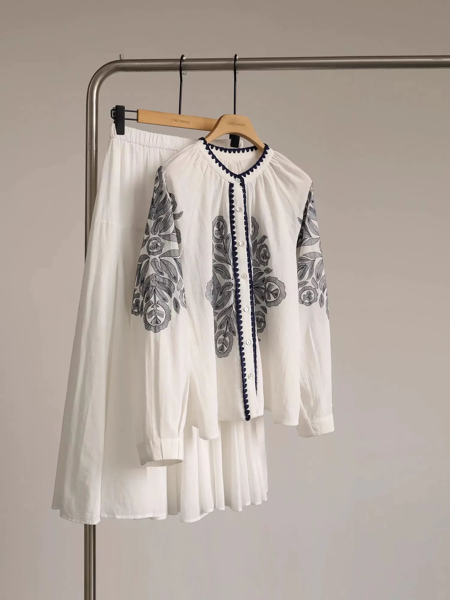 

Spring Summer New Heavy Embroidery Print Lantern Sleeve Shirt Women Loose Slimming Versatile Long Sleeve Top French Style Cot...