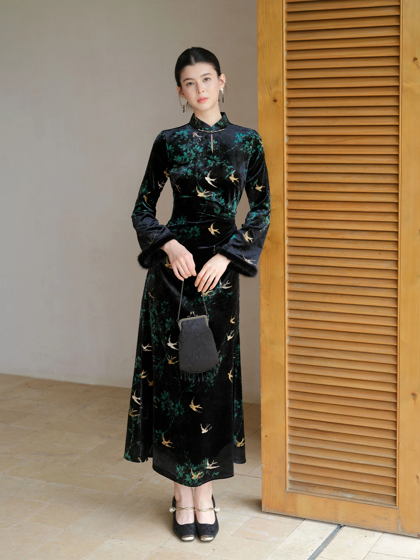 

Новое китайское бархатное платье для женщин: модное зимнее шелковое бархатное платье-ципао с золотой вышивкой и цветочным узором для повседневной носки