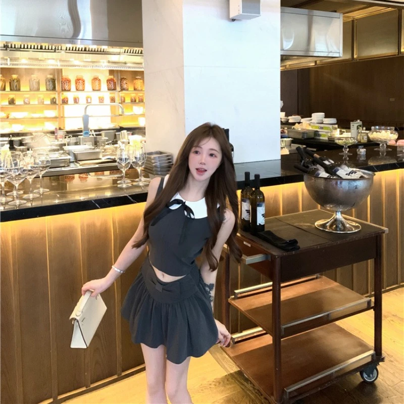 الحلو نمط فستان رمادي مجموعة مع الألوان المتناقضة دمية الرقبة سترة دون أكمام القوس تنورة صغيرة مجموعات الصيف المرأة قطعتين مجموعة