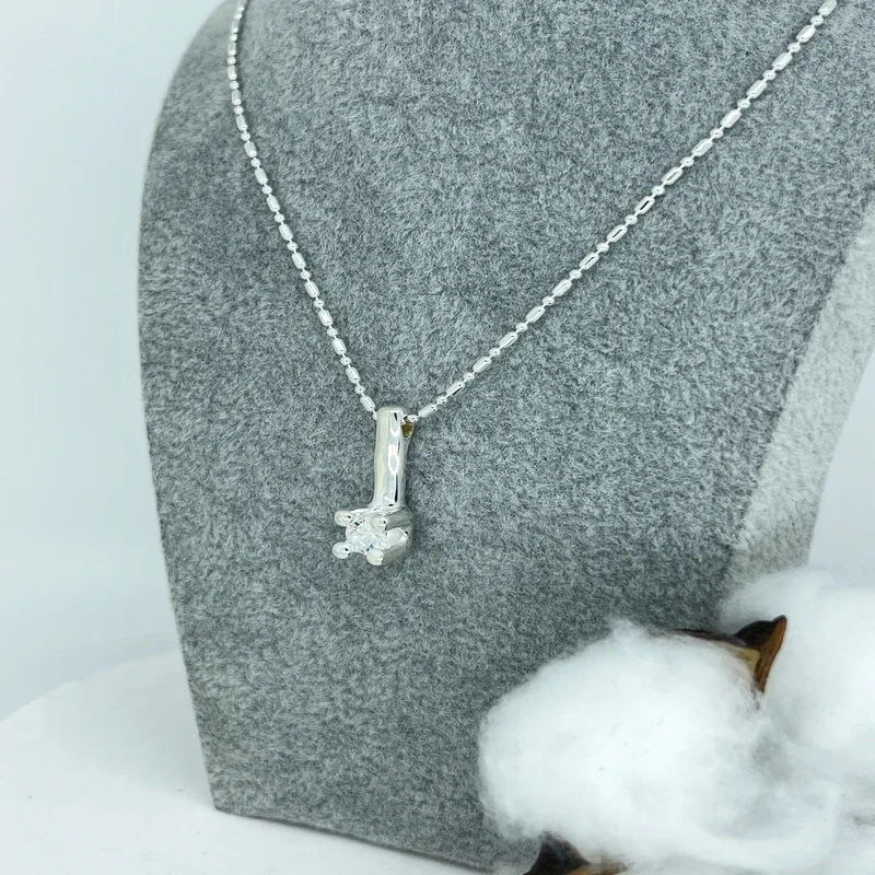 

Simple fashionable gentle four claw white zircon necklace for women's banquet accessories, giving girls party gifts