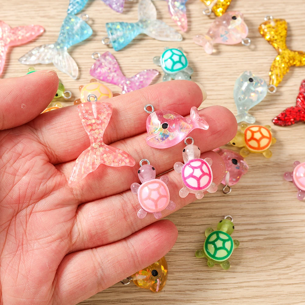 10 Stück niedliche Anhänger aus Kunstharz mit Meereslebewesen, Fischschwanz und Schildkröte für die Herstellung von Halsketten, Ohrringen, Armbändern, DIY-Bastelarbeiten und Schmuckzubehör – Detail 2