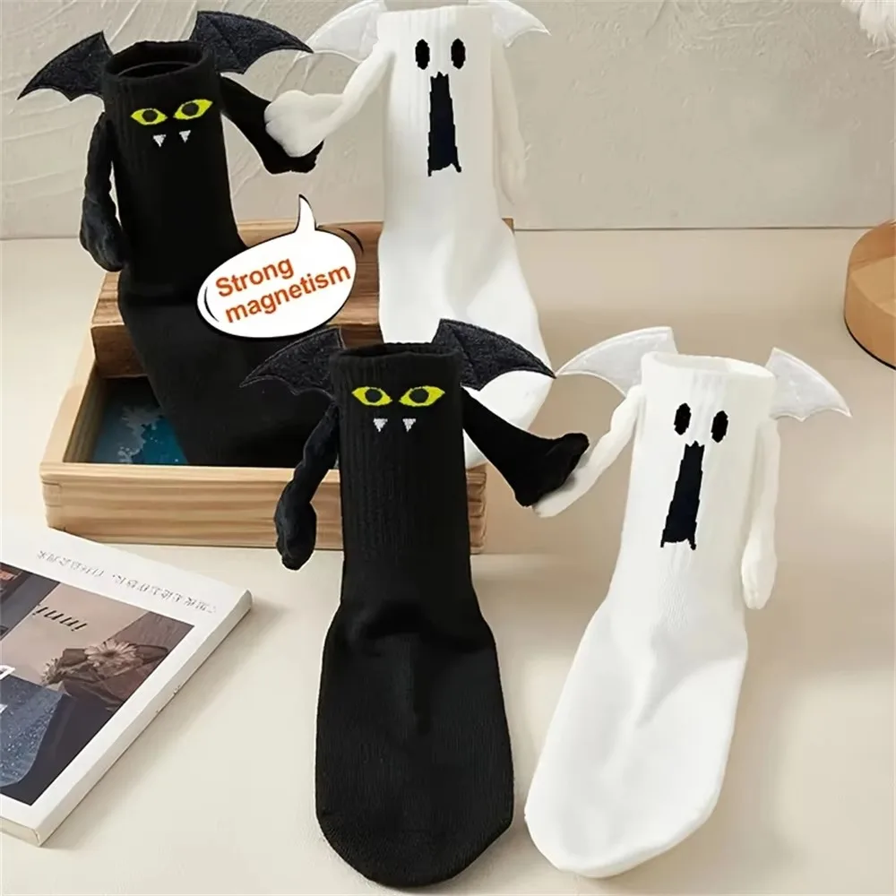

Funny Novelty Halloween Socks Breathable Hand-holding Design Magnetic Socks Bat Pattern Magnetic Couple Socks Photo Prop