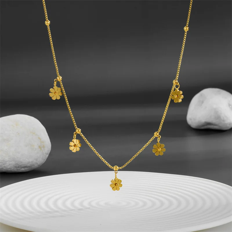 Graceful Little Daisy Titanium Steel Charm Necklace 18K Gold Plated Waterproof Non-Tarnish Chains Jewelry for Women Girls Gift