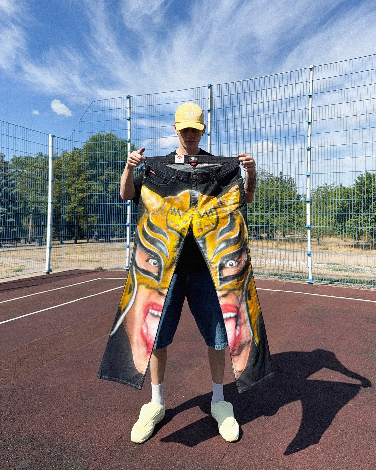 メンズストリートウェアジーンズ、イエローグラフィティプリント、ルーズフィットデニムパンツ、ファッションヒップホップカジュアルトラウザーズ2025