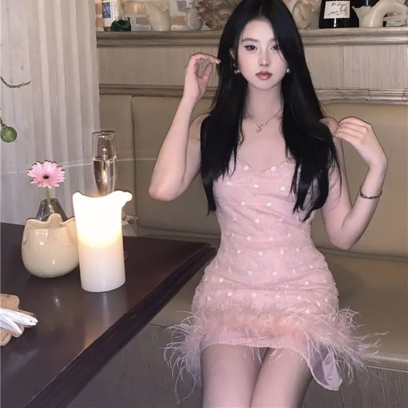 Nuovo 2025 Versione Estiva Elegante Stile di Moda Famosa Serie Calda Paillettes Impiombato Peluche Halter Dress Temperamento Squisito