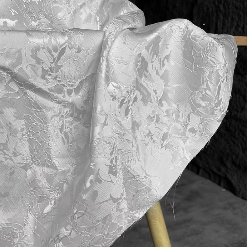 

Белая жаккардовая ткань с линейным растительным узором, креативная, для сумок, костюмов, юбок, дизайнерской одежды, оптовая продажа, для шитья, на метр