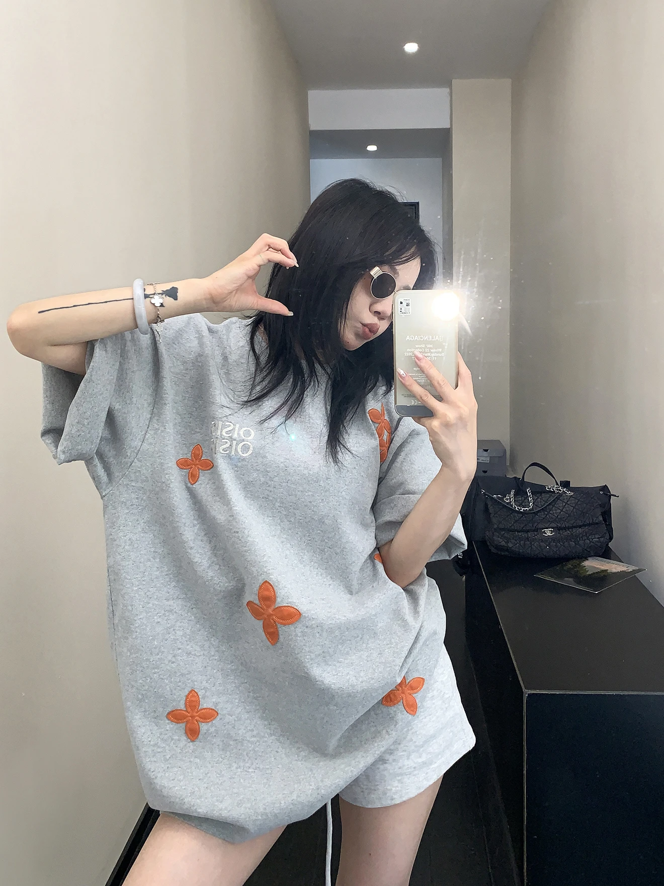 

Женская хлопковая футболка оверсайз в американском стиле с эффектом потертости, пэчворком и вышивкой, с коротким рукавом и круглым вырезом, из чистого хлопка