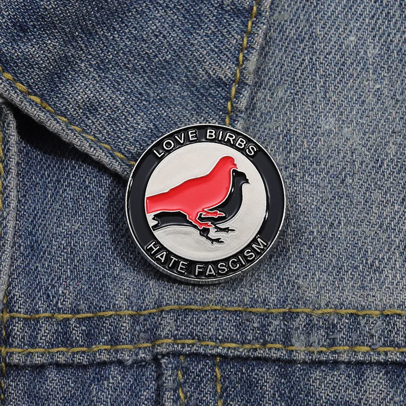 Pin esmaltado creativo de amor Birbs Hate Fascismo, botón de acción Antifa, insignia de Metal, broches de animales de doble Paloma, accesorios de joyería