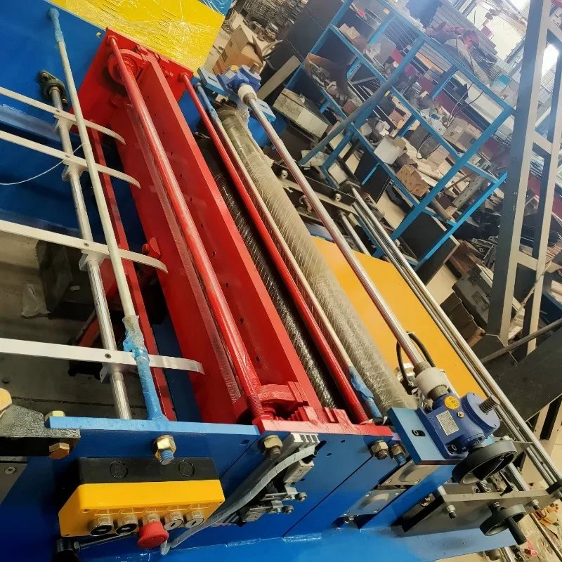 เครื่องทําแผ่นหลังคามืออาชีพ เครื่องจักรวัสดุก่อสร้าง เครื่องขึ้นรูปม้วนผลิตขายร้อนบราซิลชิลี