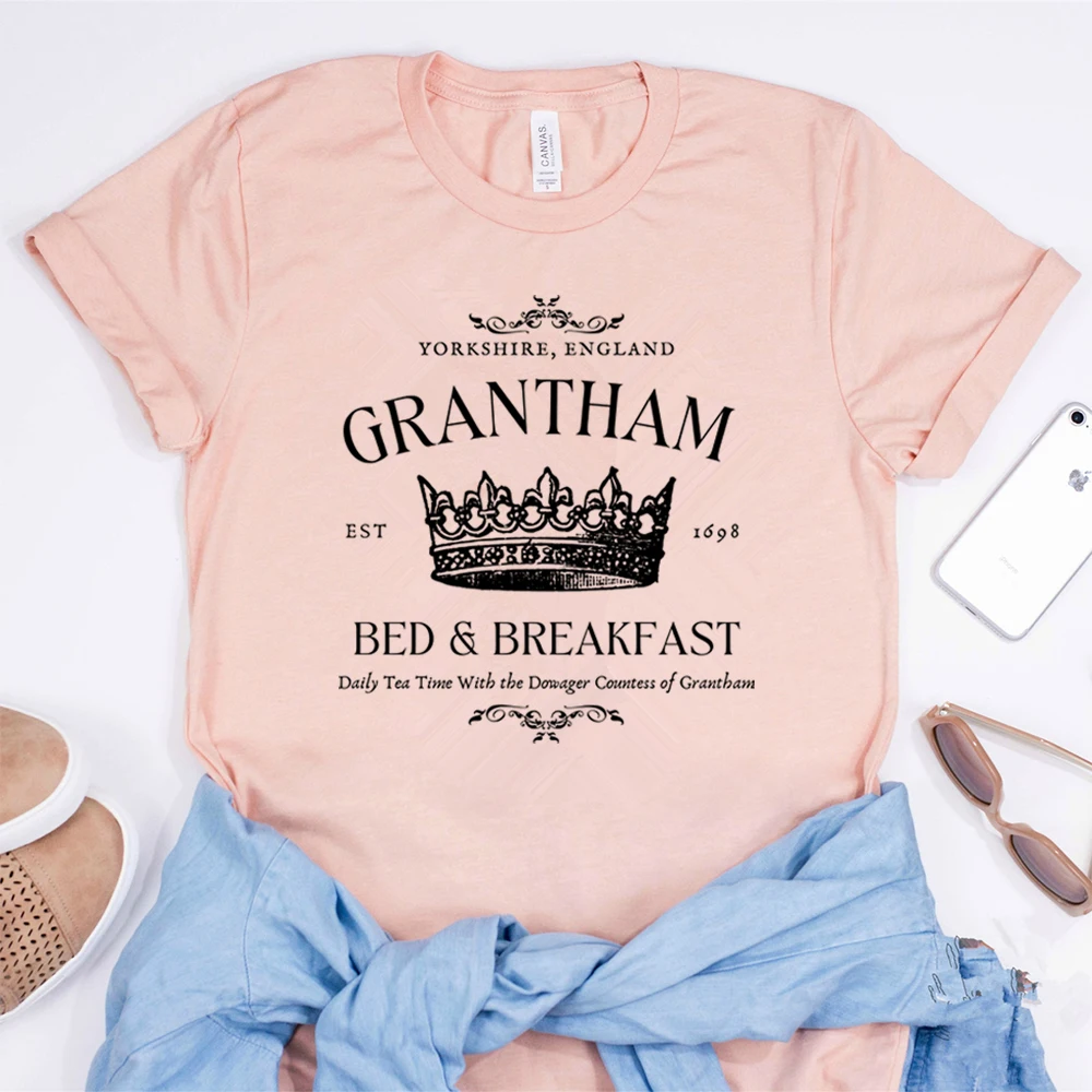 تي شيرت Grantham للسرير والإفطار Spill The Tea Downton Abbey TV Show تي شيرت بنفسجي كراولي ماجي سميث تي شيرت بأكمام قصيرة