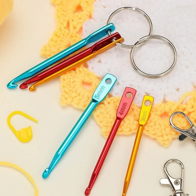 Colorful Aluminum Alloy Keychain + 3-Piece Crochet Hook Set, Single-Head Knitting Hook, Short Sweater Needle Combination, Compact and Portable, Gift for Mother, Grandmother