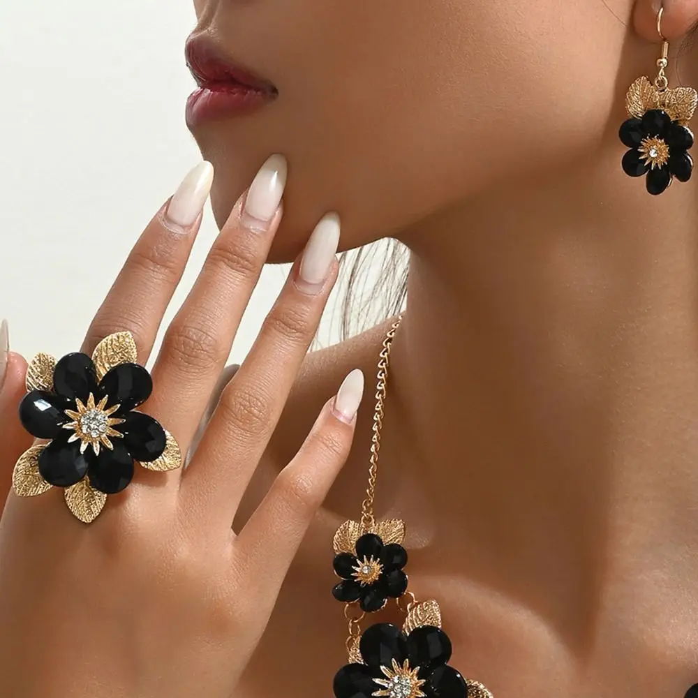

Rhinestone Necklace Earring Ring Set Exquisite Flower Flower Jewelry Set Retro Advanced Sense Clavicle Chain Jewelry Accessories
