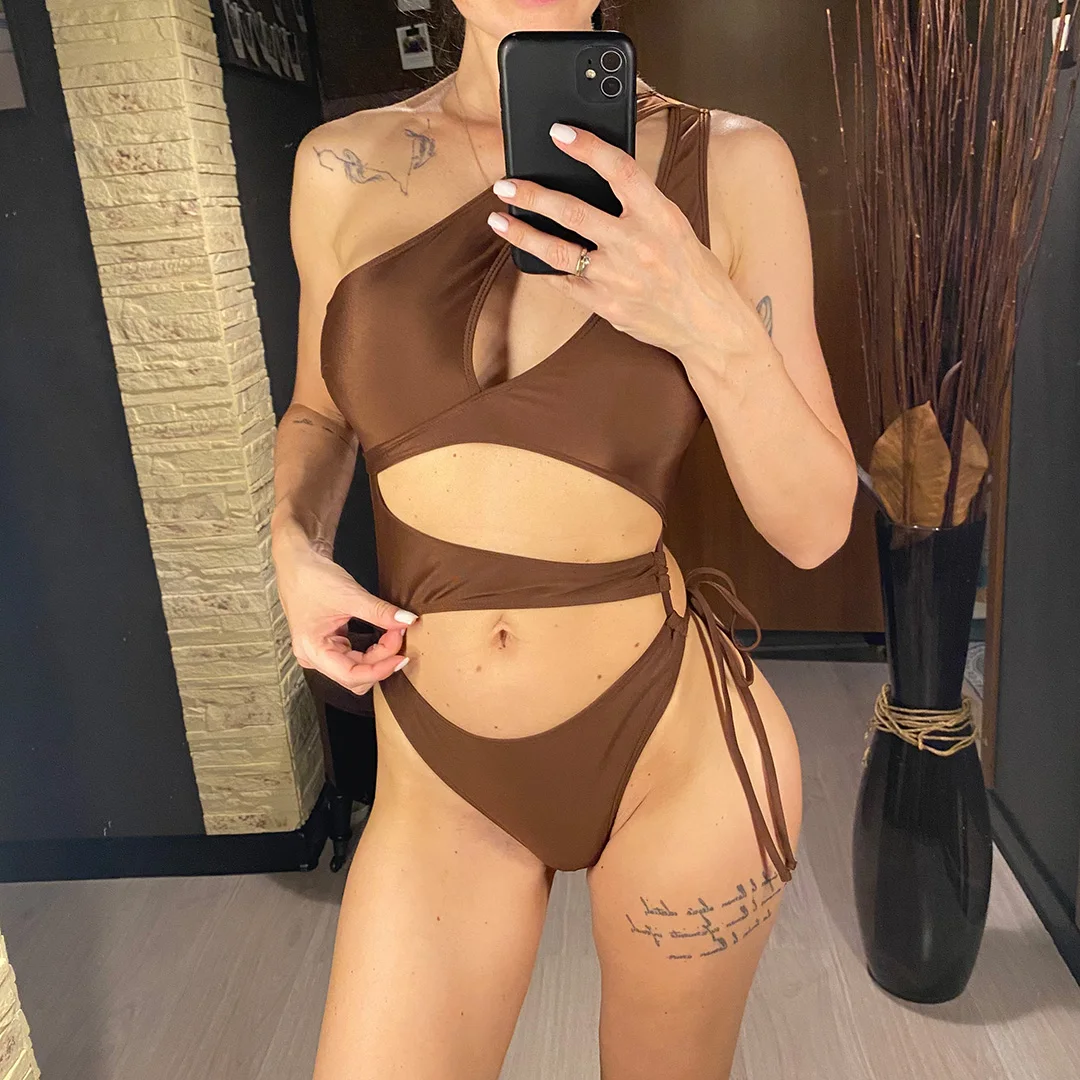 Asymmetrischer Badeanzug mit Cut-Outs und einem Schulterträger, einteiliger Badeanzug für Damen, Monokini mit hohem Beinausschnitt, Badebekleidung, Badeanzug, Modell V6254. – Detail 7