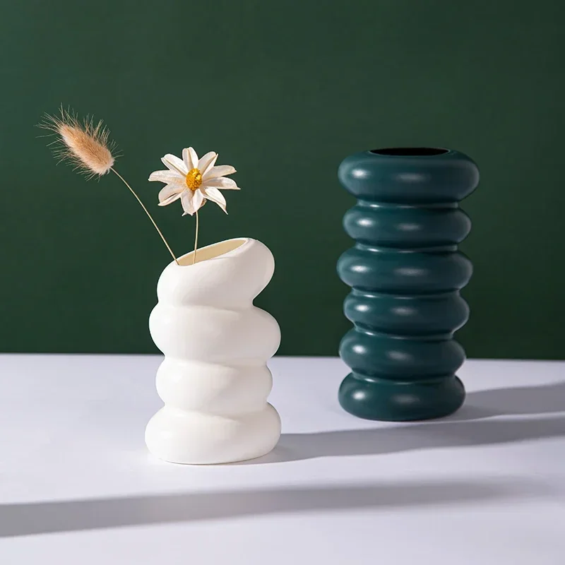 Eye-catching White Plastic Vase with Spiral Design, Ideal for Home Decoration A must-have vase for a family desk