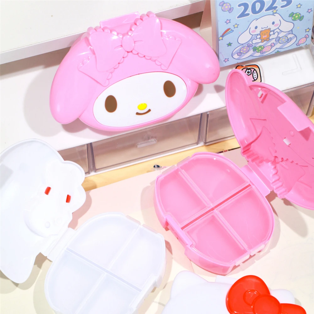 Sanrio Mini กล่องยาแบบพกพาการ์ตูน Hello Kitty Melody 4 กริดน่ารักกล่องเก็บกระเป๋าเดินทางขนาดเล็กกล่องแท็บเล็ตคอนเทนเนอร์สําหรับยา