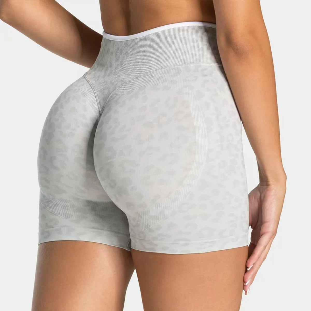 Shorts de yoga sans couture à imprimé léopard pour femmes, collants de course athlétiques à taille haute et coutures latérales.