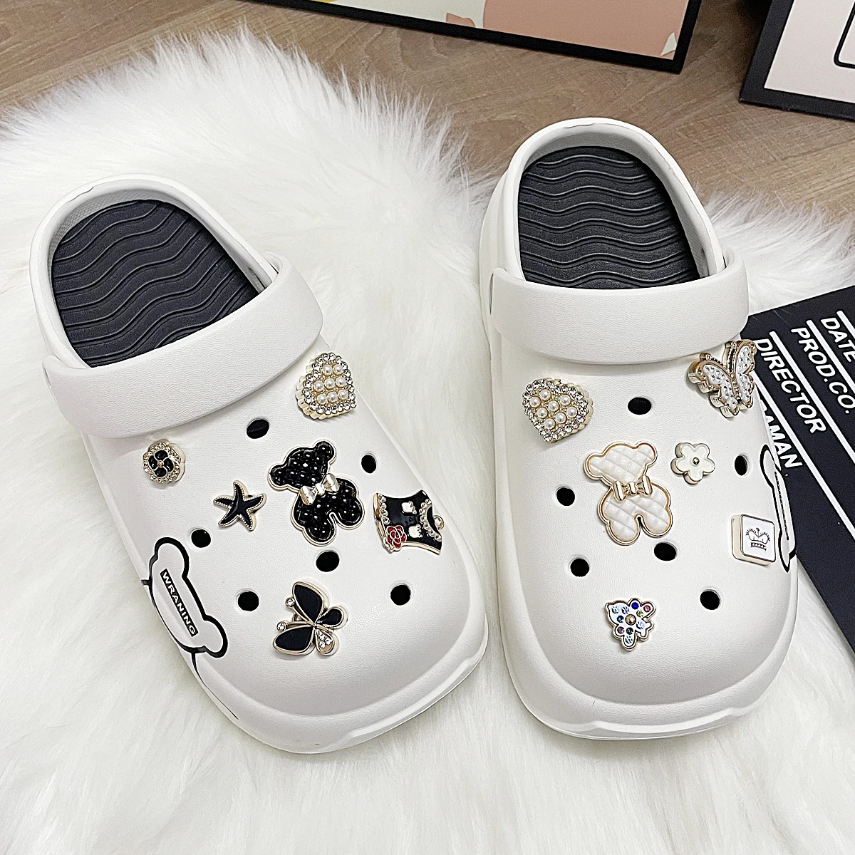 New Fashionable and Versatile Black and White Bear Thick-Soled Clogs E05