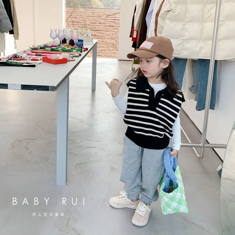 Childrens Vests 2024 New Autumn Casual Girls Black and White Striped Lapel Knitted Vest New Top Polyester Korean Vest