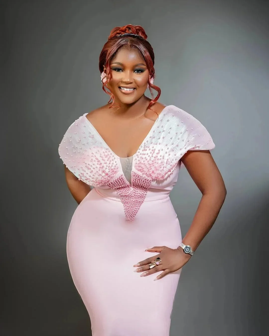 فستان حورية البحر الوردي الأنيق للحفلات الراقصة مطرز بطول الكاحل فساتين سهرة برقبة على شكل V لؤلؤ فساتين رسمية بوق مغطاة على الكتف