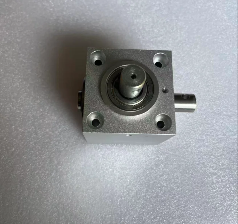 

Vertical Type Right Angle Steering Gear Box 1.5M 20T 90 Degree Commutator 15MM Diameter Dual Shaft 2000RPM 12Nm