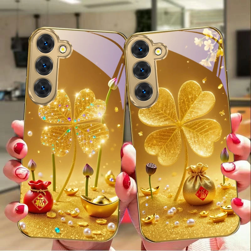 A huge golden clover For Samsung Galaxy S26 S20 FE S21Plus S22 23 Plus S24 Ultra S25 S21+ S9+ 22Plus Golden glass phone case view 5