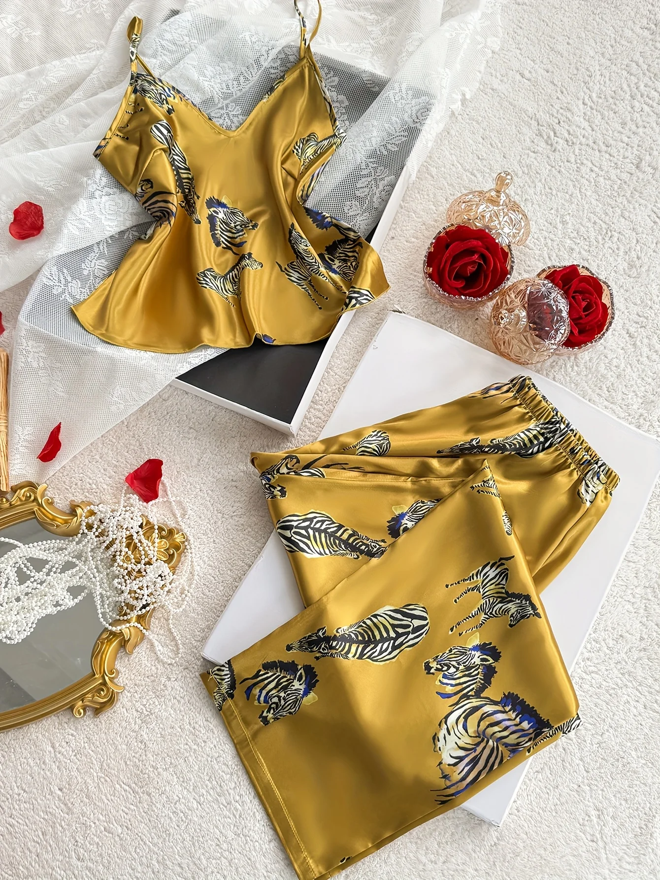 

Новый женский пижамный комплект 2026 года: майка с V-образным вырезом и принтом зебры, длинные брюки. Удобный комплект для сна и отдыха.