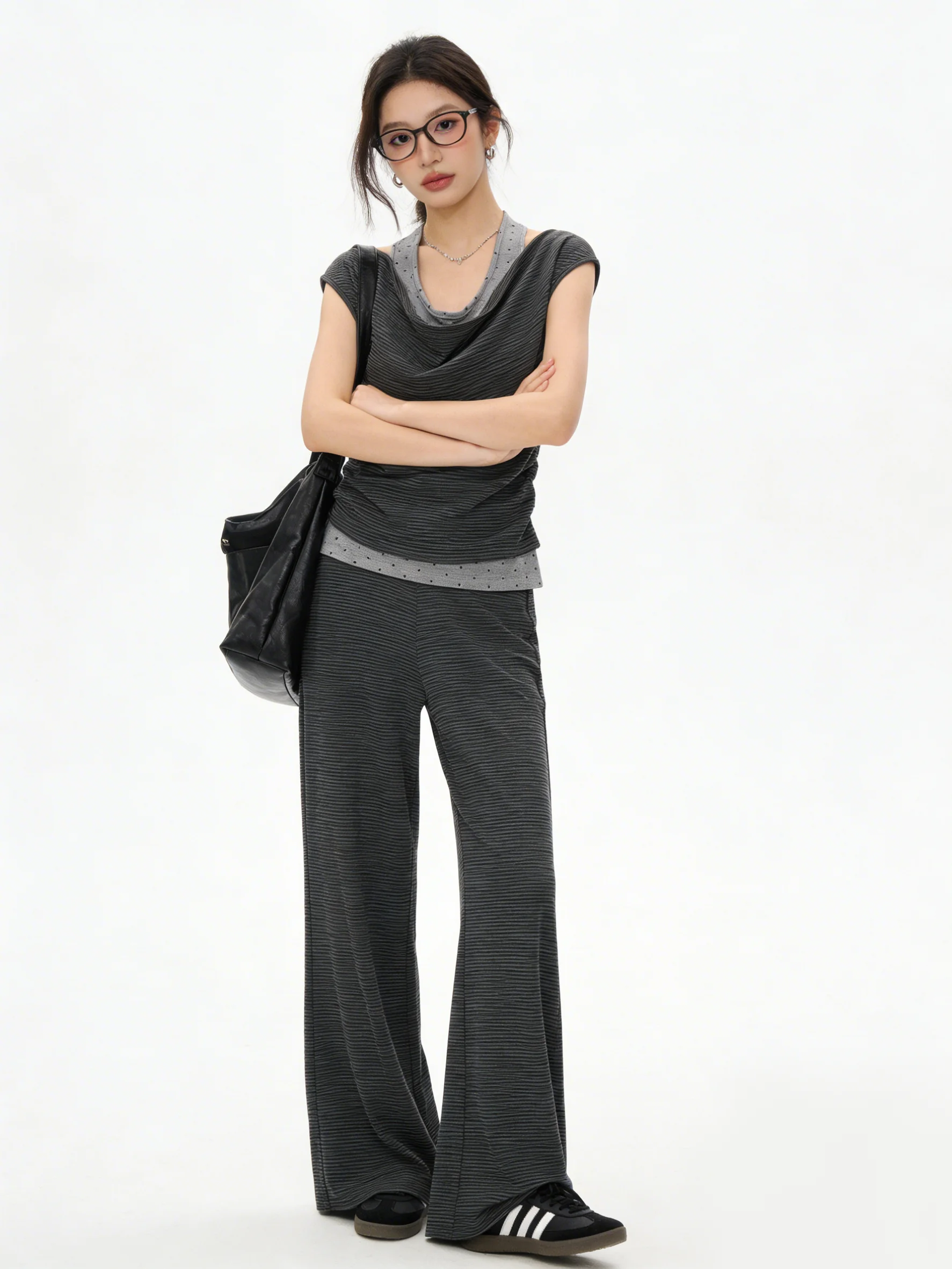 

Ретро-комплект из двух предметов: приятная к телу темно-серая футболка без рукавов с завязками на шее и повседневные брюки с высокой талией, имитация двух частей, весна