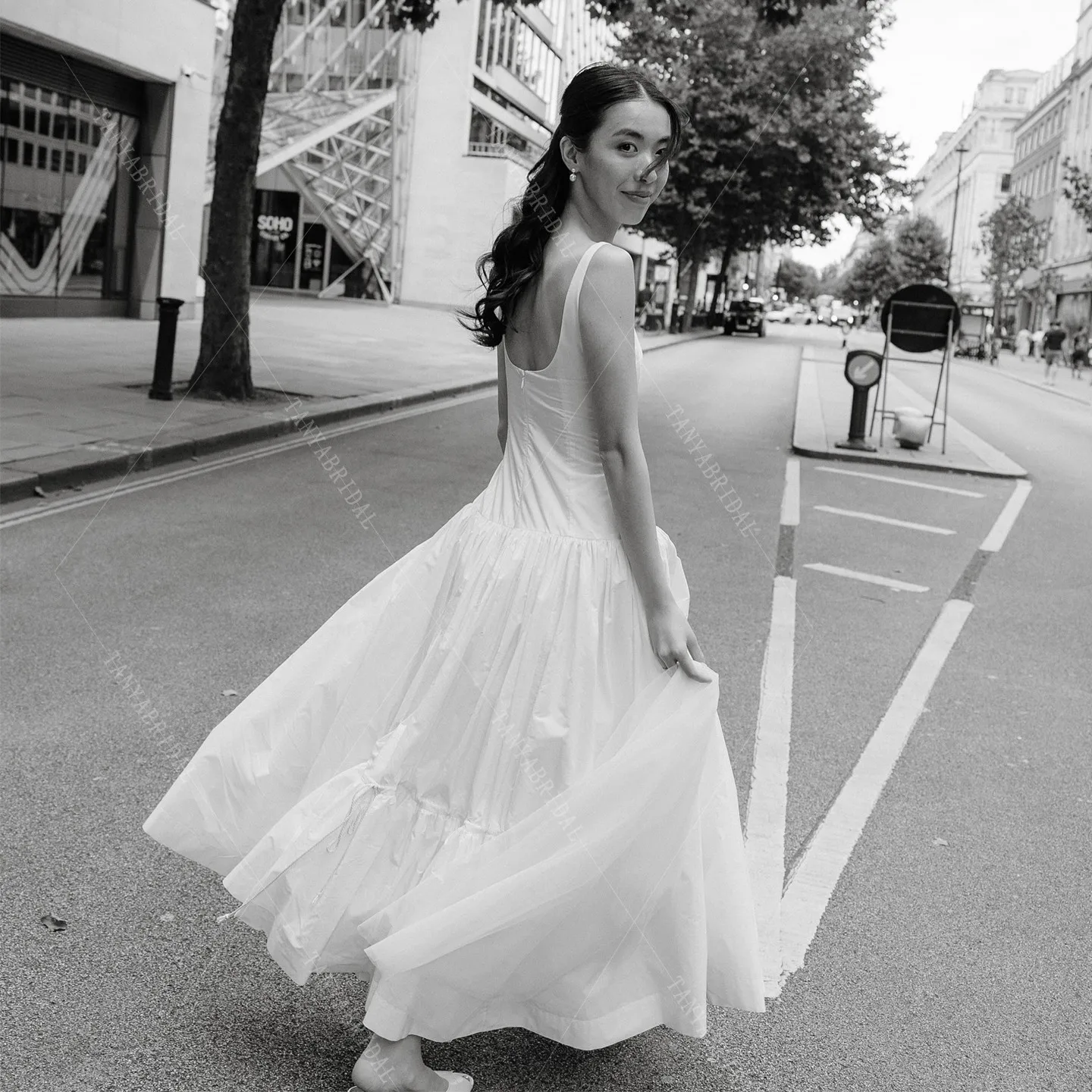 السباغيتي الأشرطة التفتا فستان الزفاف القصير ساحة طوق بلا أكمام الكاحل طول فستان الزفاف حزب بسيط ألف خط ثوب الزفاف