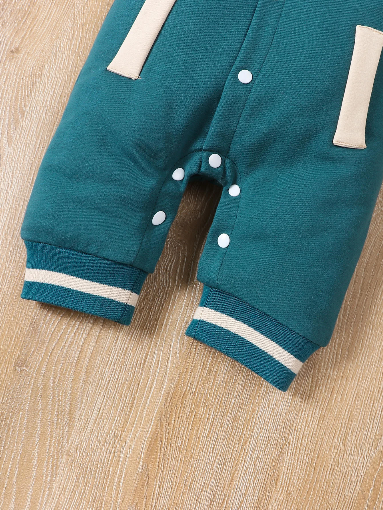 Fashionable letter printed long sleeved round neck cute and personalized baby boy jumpsuit