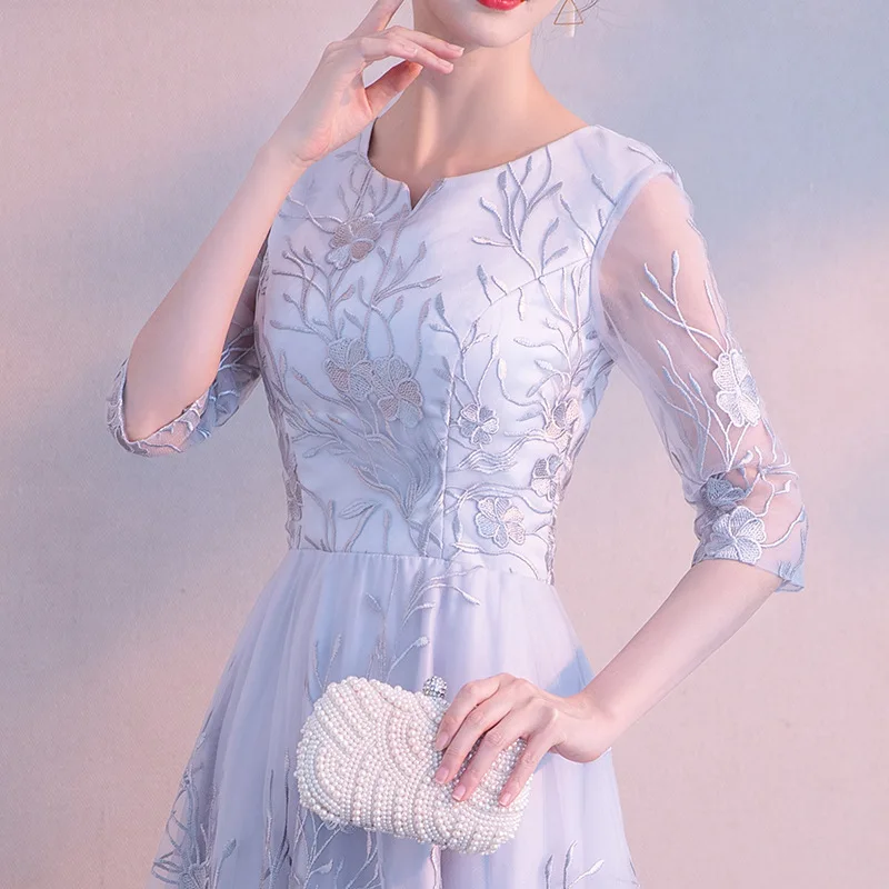 Kleines Damen-Abendkleid mit Bankett-Temperament, kann im schlichten und eleganten mittellangen grauen Abendkleid getragen werden