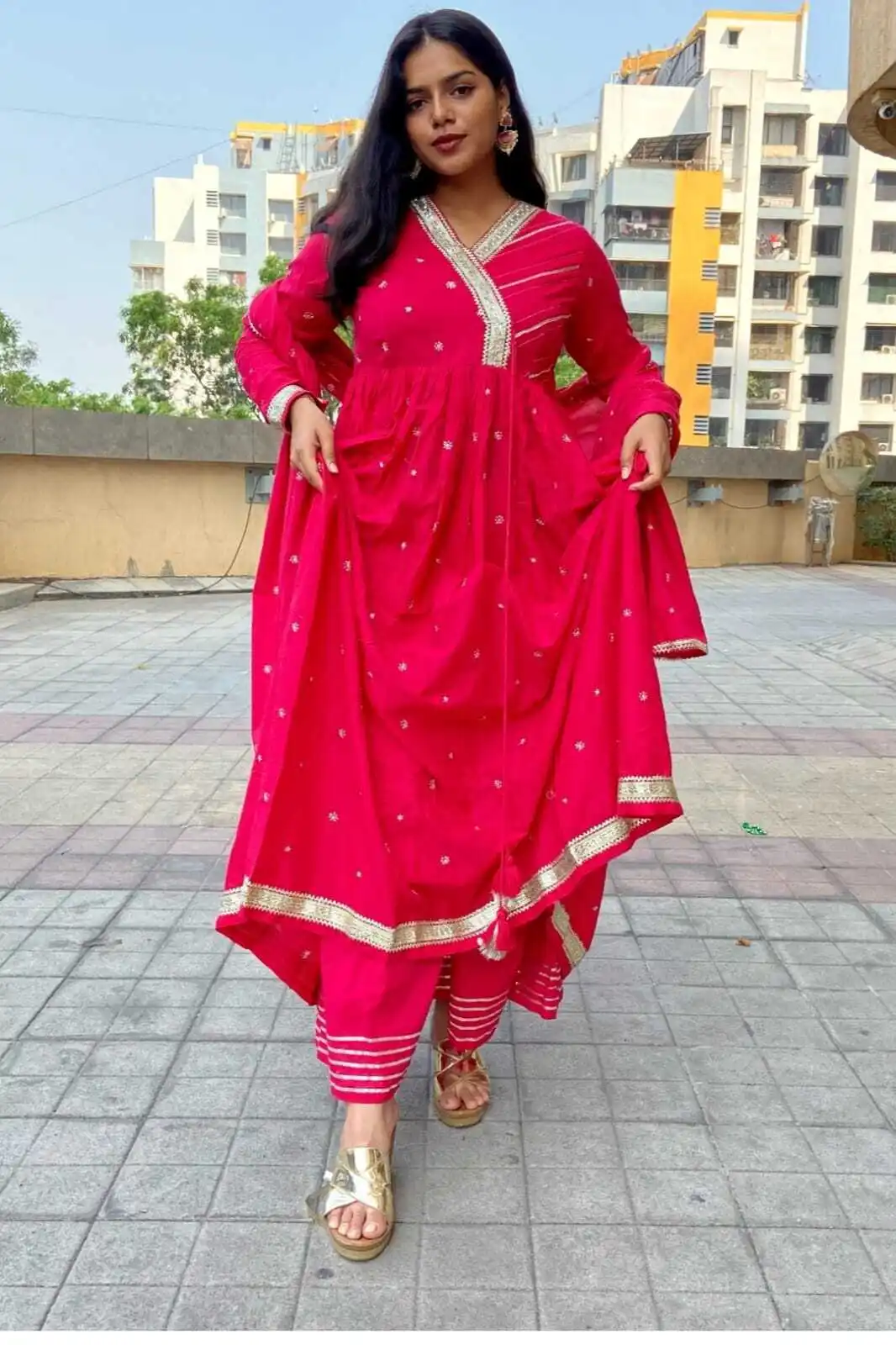 

Женские индийские брюки Gotta Detailing Kurta и брюки с рабочим комплектом Dupatta из трех предметов Anarkali