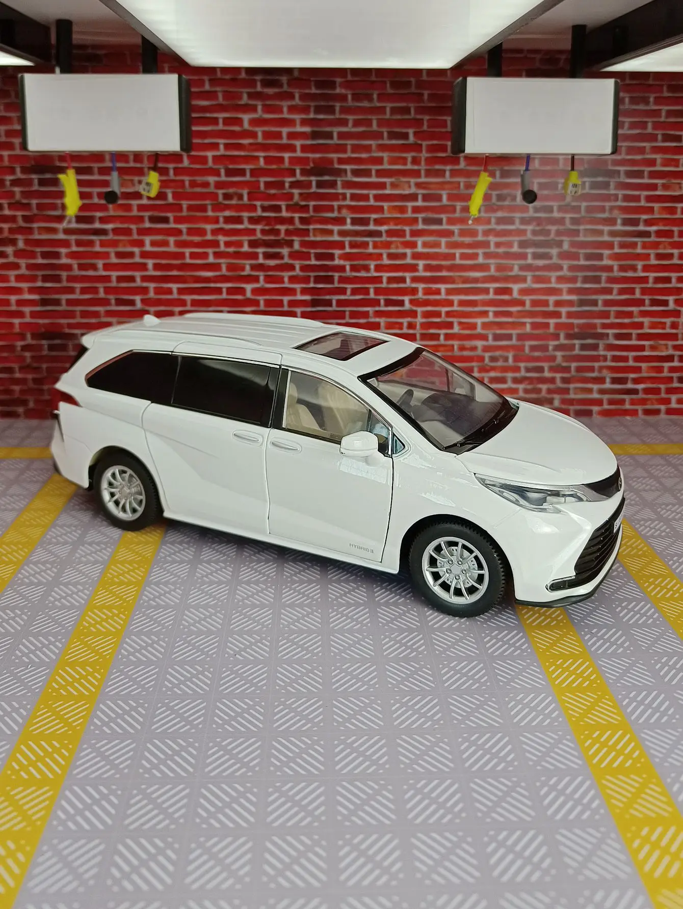 

1:24 Saina alloy commercial vehicle model car decoration doors and hood trunk can open children's toy cars fine workmanship