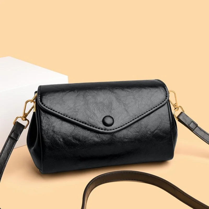 

Women's Messenger Bag Crafted From Leather Boasting Casual Simple Vintage And High-End Commuter Elegant Look​