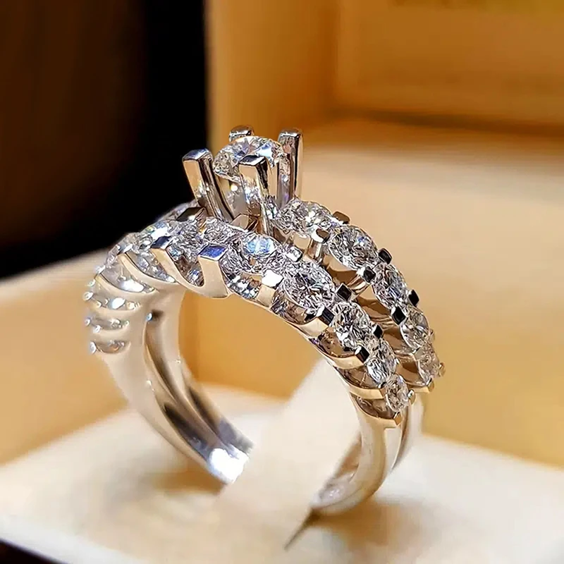 Huitan wunderschöne 2 Stück Set Ringe für Frauen glänzende runde Zirkonia Finger Accessoires für Hochzeit doppelt stapelbaren Modeschmuck