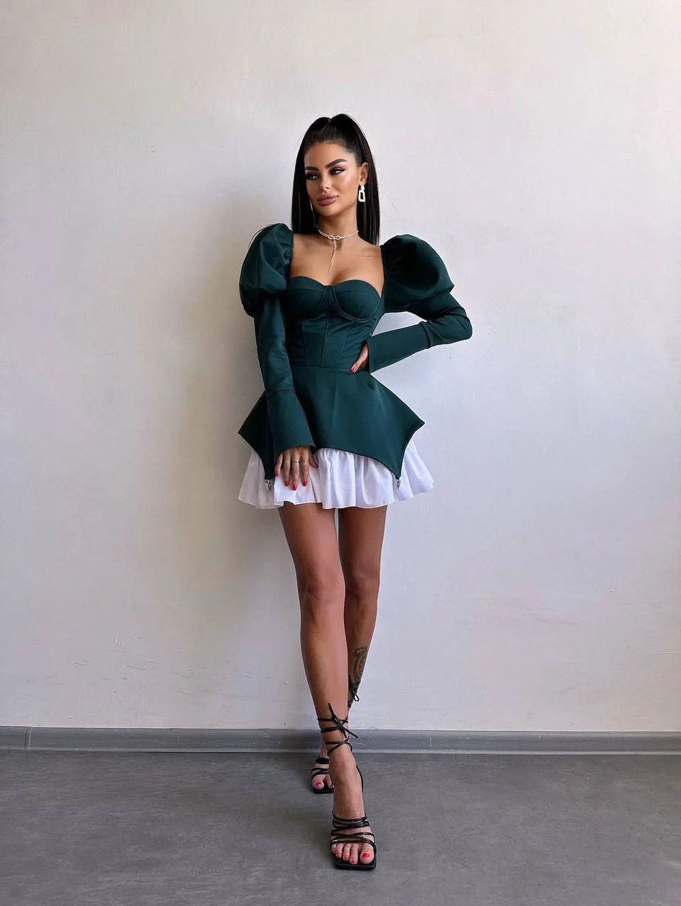 Nuevo vestido de cóctel de satén con mangas abullonadas y volantes blancos elegante Mini vestido de fiesta de graduación de tafetán para mujer vestidos de noche de verano