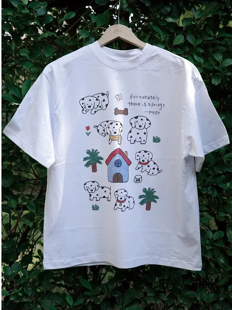 

Новинка лета 2025: женская пара в футболке с короткими рукавами, иллюстрациями чернил граффити и милый топ с принтом дизайна.