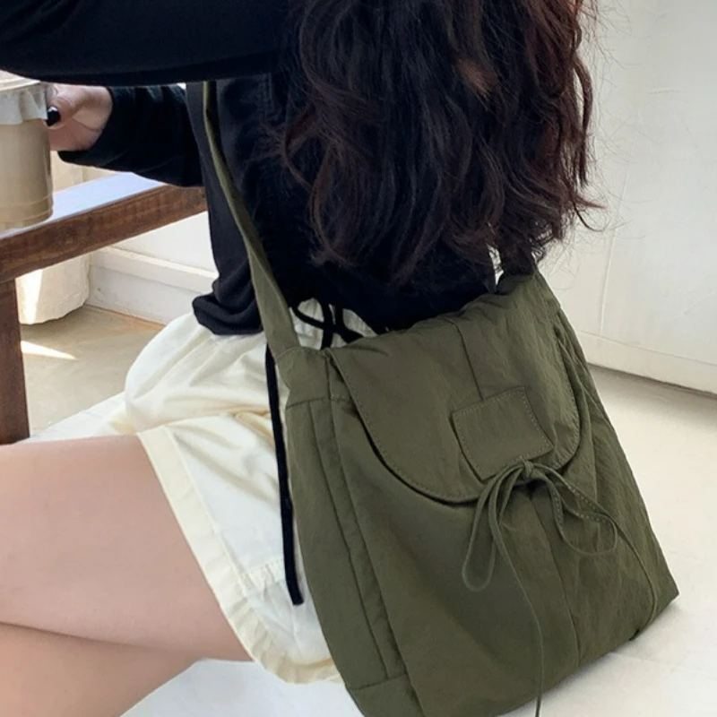 حقائب كروس كورية عصرية للنساء صيفية من النايلون حقيبة كتف مربعة صغيرة عصرية بتصميم رفرف حقائب ملمس للسفر