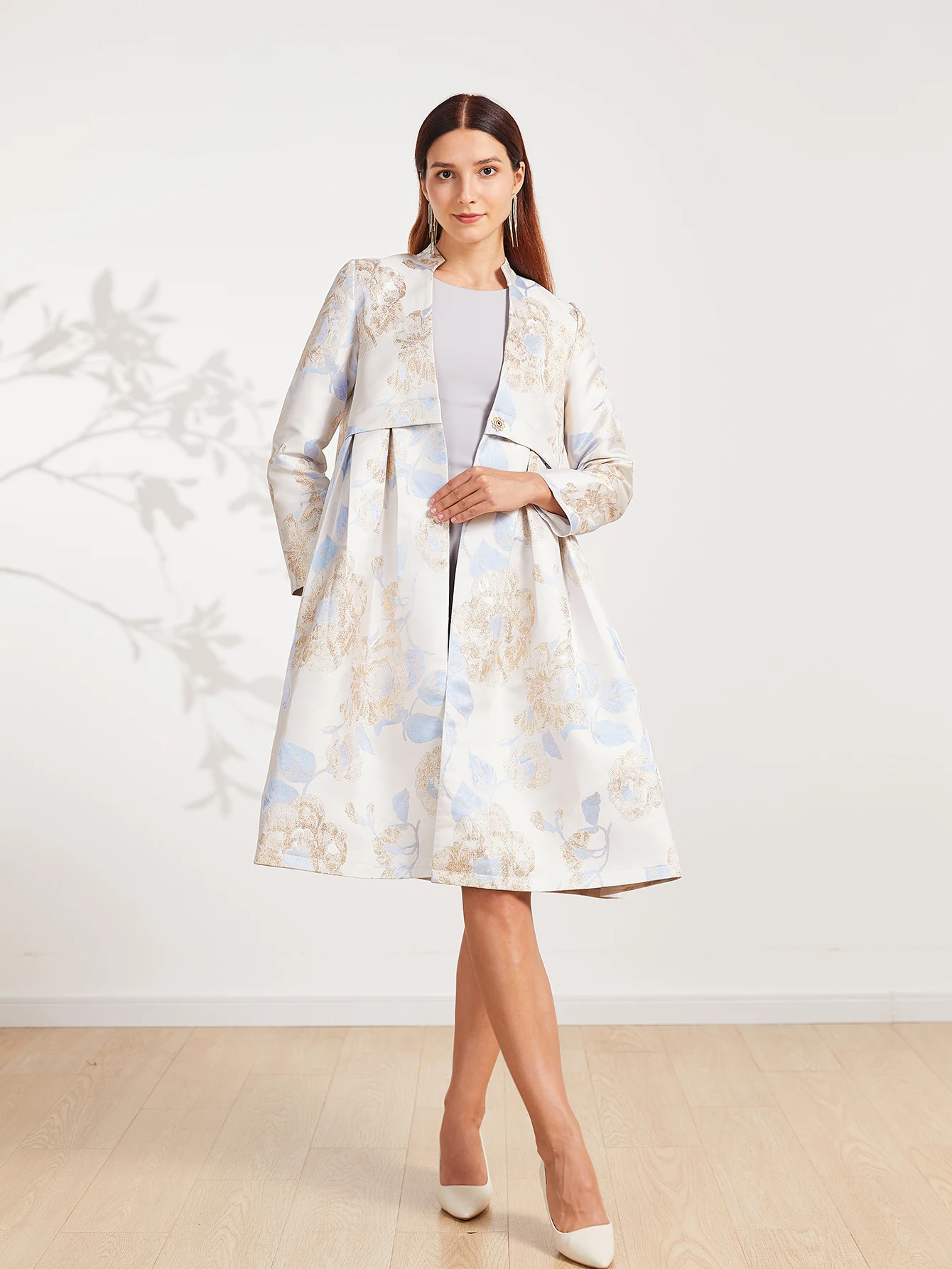 Eleganter langer Damenmantel, exquisiter und luxuriöser Mantel im Herbst-Winter-Stil, professionelle Hemdkleidung im Anzugstil