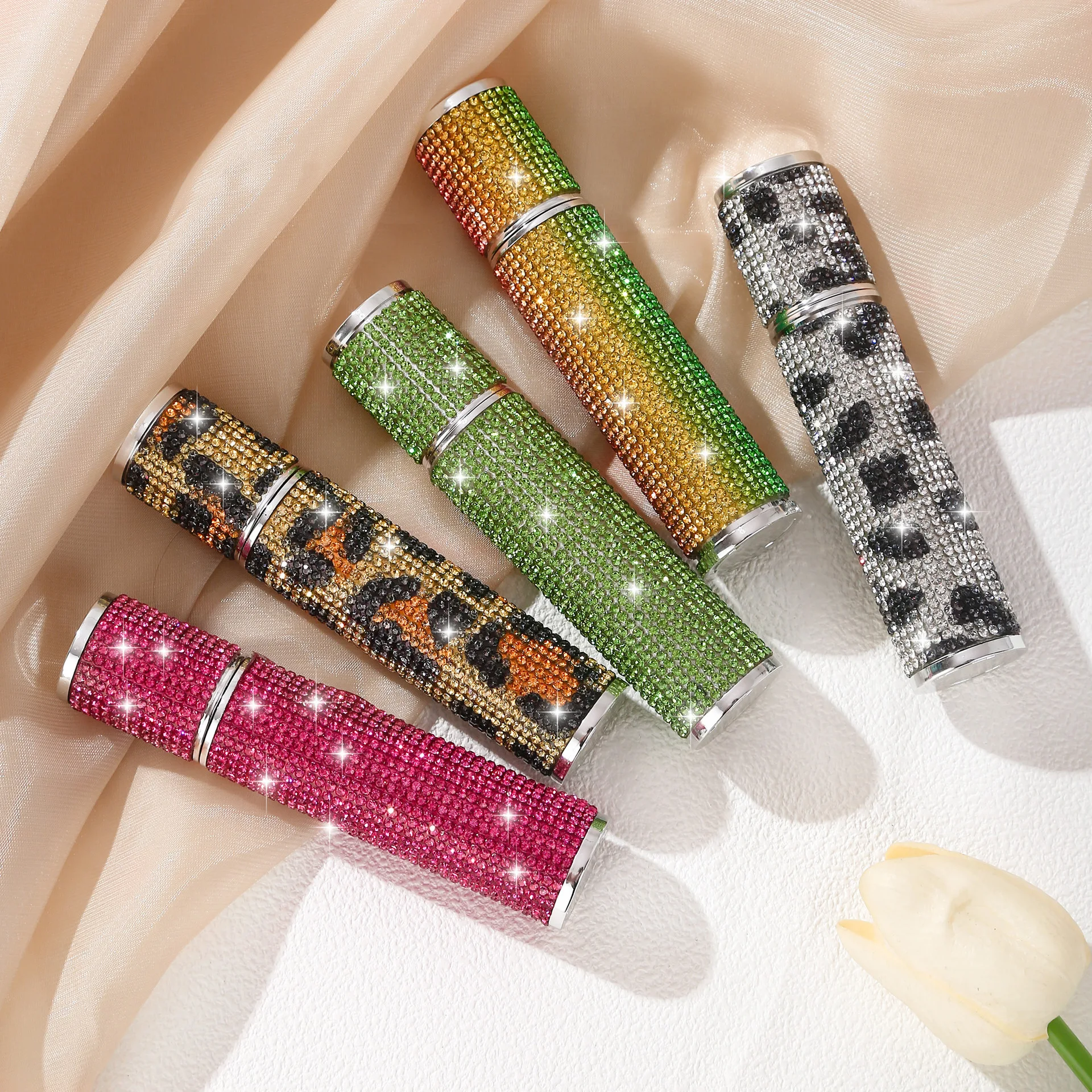 ขวดน้ำหอมแบบพกพาขนาด 10 มล. ประดับเพชร ขวดแก้วสำหรับแบ่งบรรจุ ของขวัญแบบพกพา ขวดสเปรย์แบบถอดได้ เติมได้