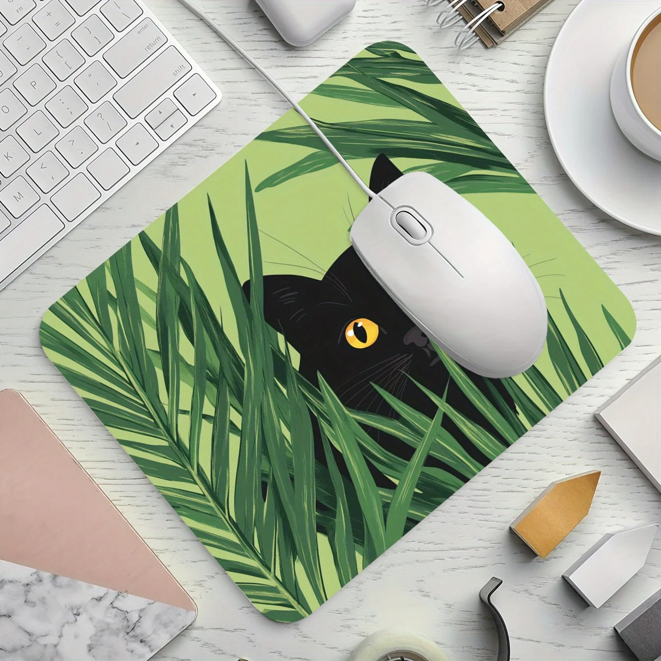 De kat in het grasontwerp muismat voor computerbureaudecoratie is een ideale keuze voor gamers en gezinnen