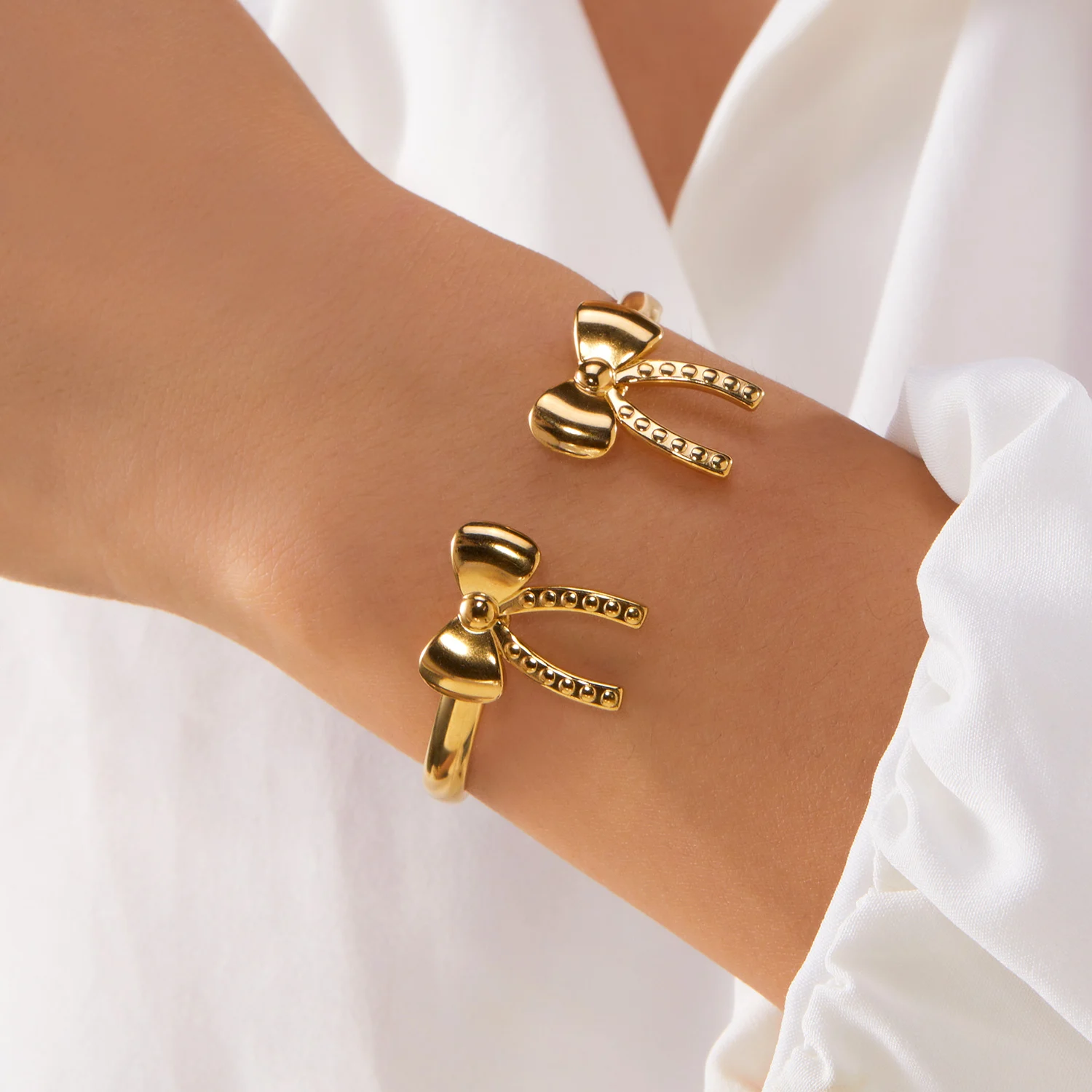 تصميم تحسس الفولاذ المقاوم للصدأ القوس أساور واسعة للنساء الذهب اللون Bowknot مفتوحة قابل للتعديل سوار هدايا مجوهرات الحفلات