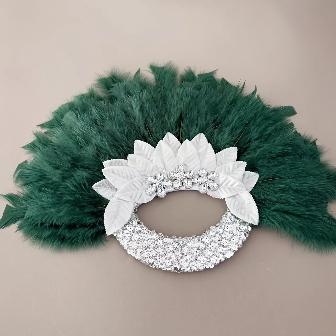 Happy Face Wedding Bride sosteniendo un abanico, accesorios para fiesta de Halloween y Navidad con abanicos, abanicos de mano, abanicos de color sólido